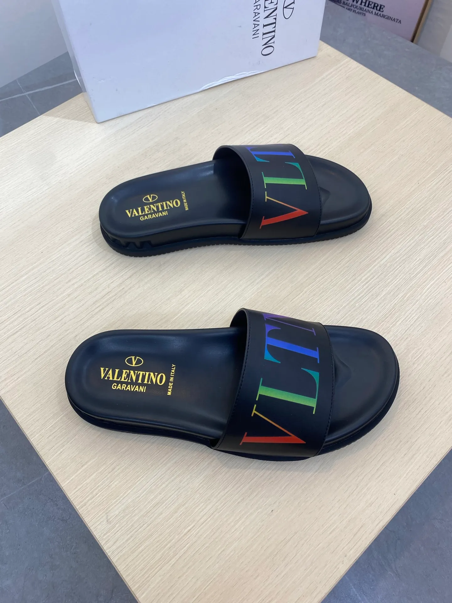 P260💰Valentino VALENTINO Size: 39--46 Burberry classic men's slippers, high-end boutique, original material, fine workmanship, casual, loose and comfortable, a must-have in summer👏👏👏